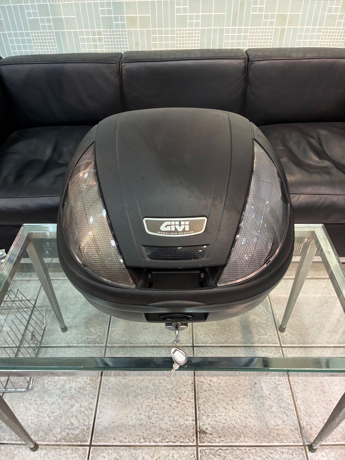 GIVIのトップボックスブラックです