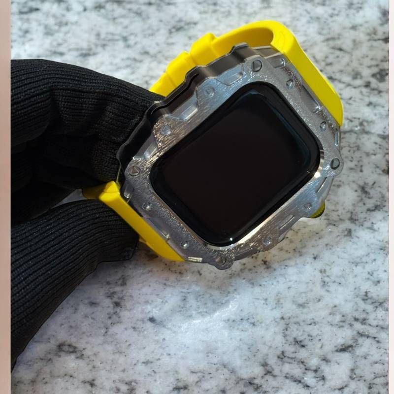 シルバーケース イエローラバー 別注強化型ブラックバックルモデル アップルウォッチ カスタム カバー 保護 46 アップルウォッチ series10 series11 ベルト