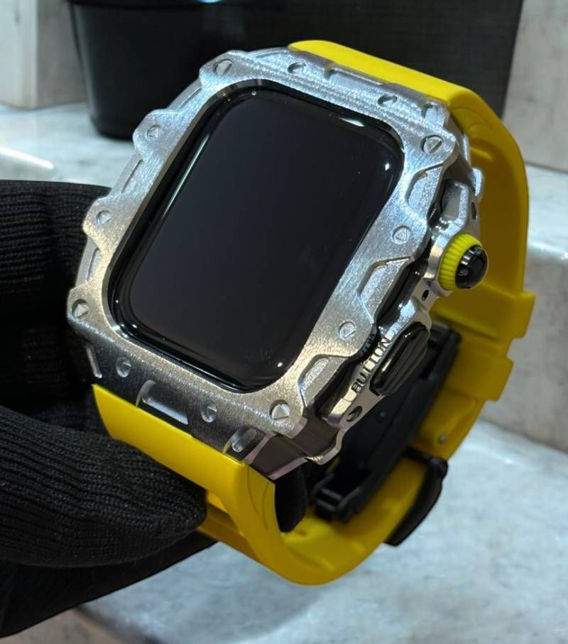 シルバーケース イエローラバー 別注強化型ブラックバックルモデル アップルウォッチ カスタム カバー 保護 46 アップルウォッチ series10 series11 ベルト