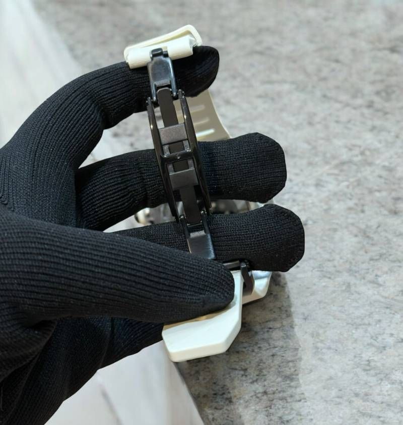 シルバーケース サンドホワイトラバー 別注強化型ブラックバックルモデル アップルウォッチ カスタム カバー 保護 46 アップルウォッチ series10 series11 ベルト