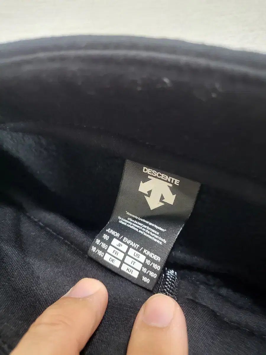 デサントキッズ スイススキーチーム フリースジャケット