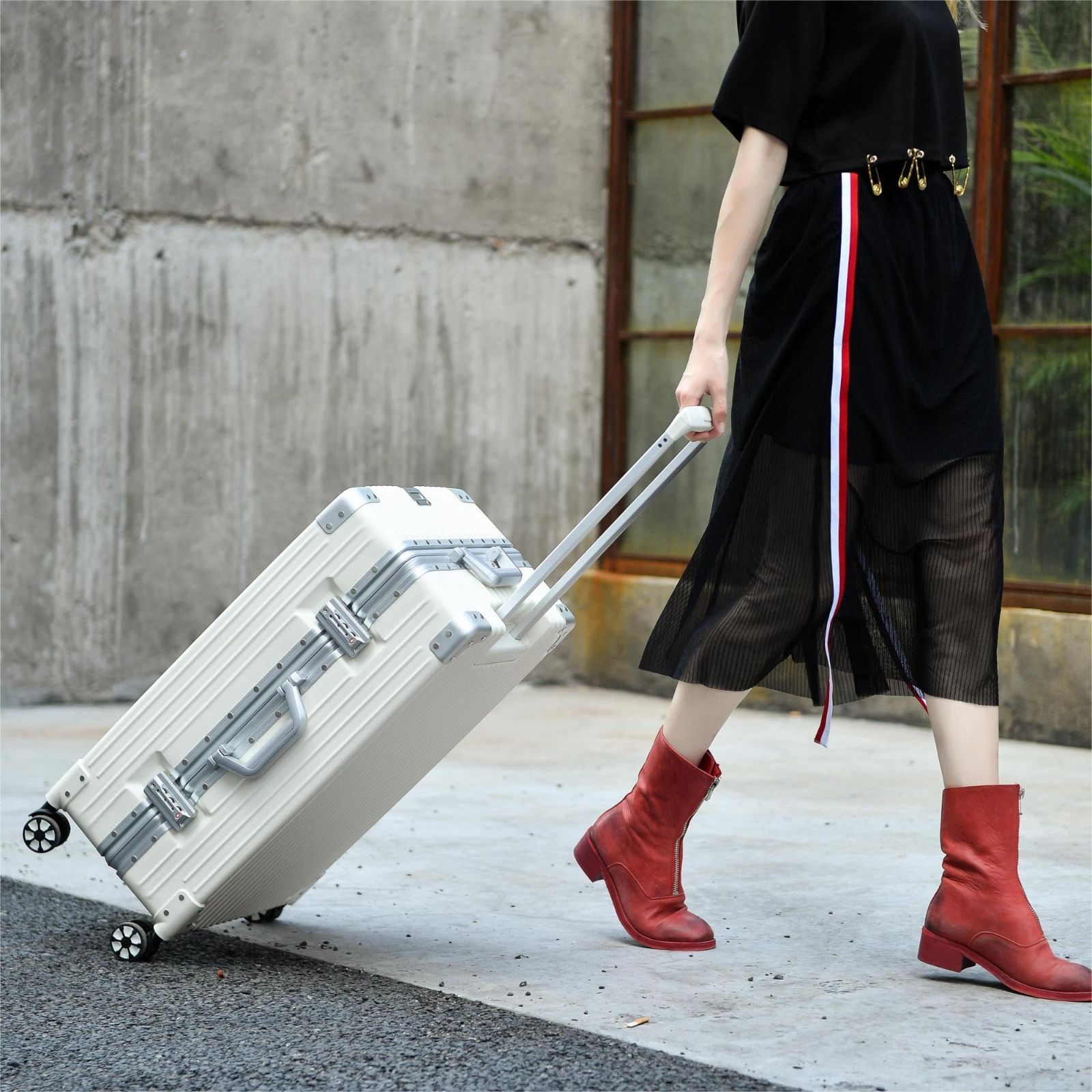 Yuweijie スーツケース アルミフレーム キャリー ケース機内持ち込み 預け入れスーツケース 大型トロリーケース 軽量キャリーバッグ 静音ダブルキャスター 耐衝撃 旅行 ビジネス 出張 tsaロック付 保護カバー付き ホワイト Mサイズ2