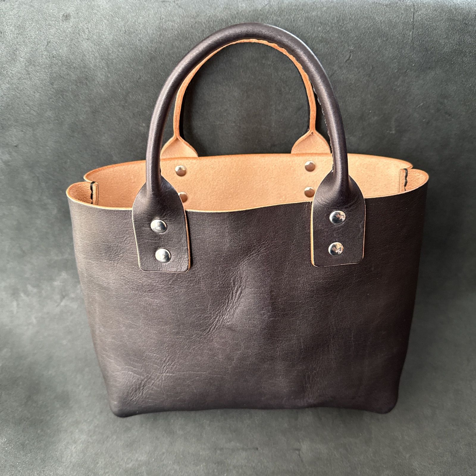 丘染ブラック 本革ミニトートバッグ 上品さと無骨さが共存する手縫いバッグ レザーバッグ 国産レザー コンパクトバッグ