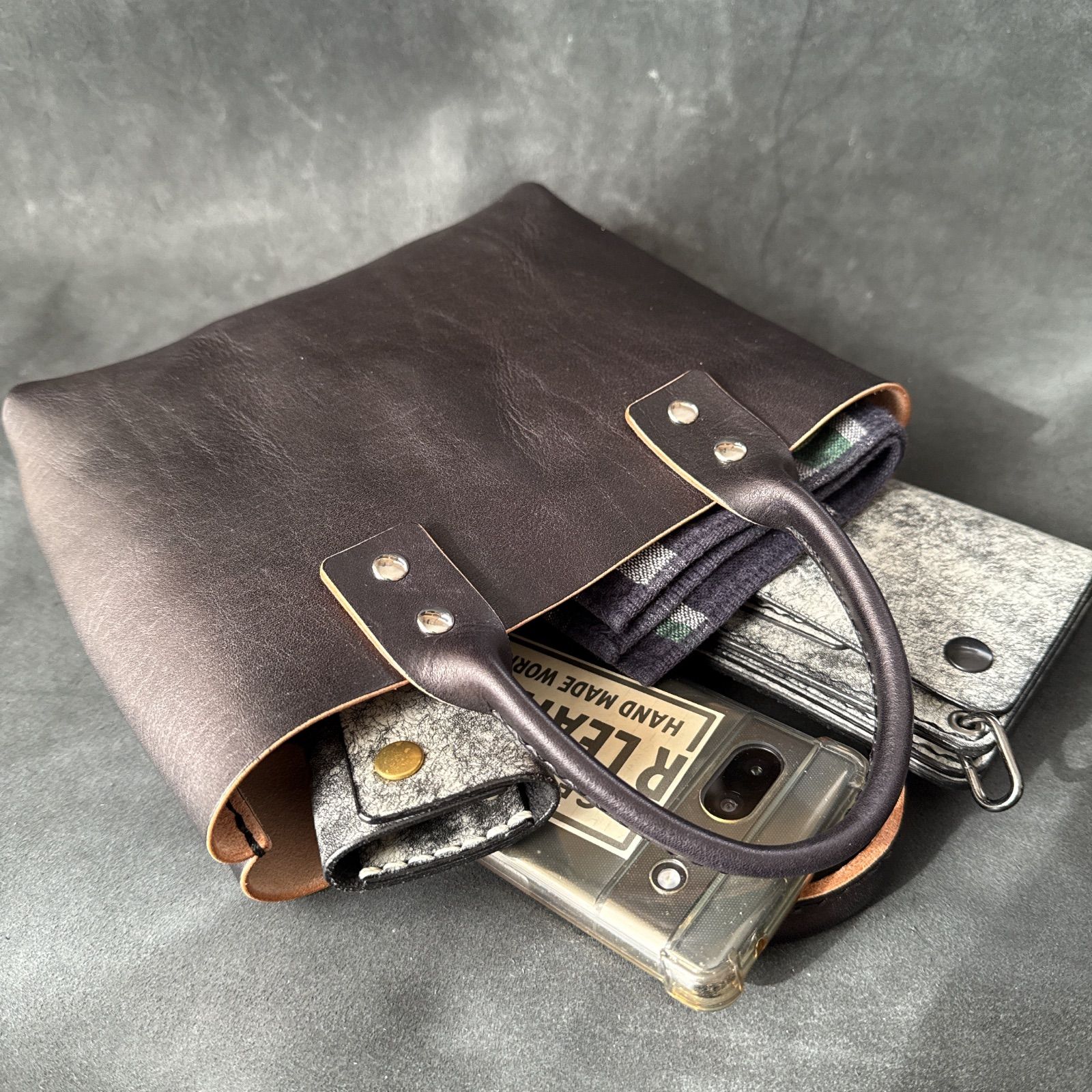 丘染ブラック 本革ミニトートバッグ 上品さと無骨さが共存する手縫いバッグ レザーバッグ 国産レザー コンパクトバッグ