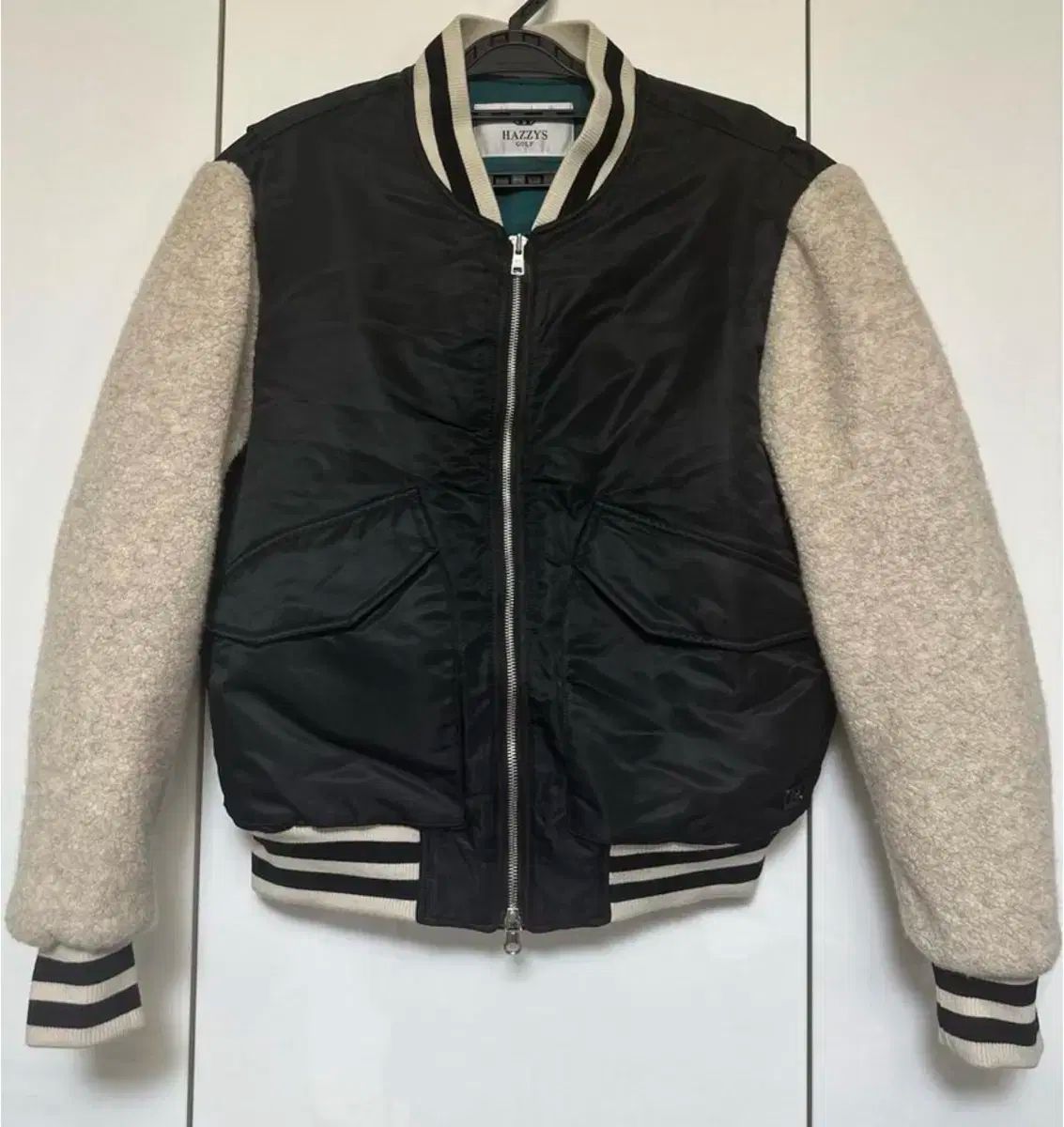 ヘジス ゴルフ ブラック アイボリー スタジアム キルティング アウター