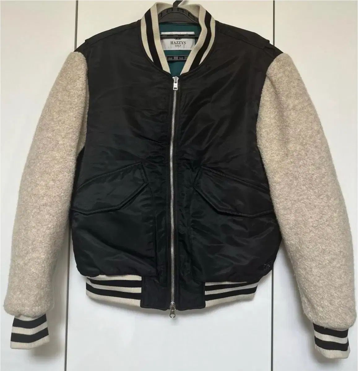 ヘジス ゴルフ ブラック アイボリー スタジアム キルティング アウター