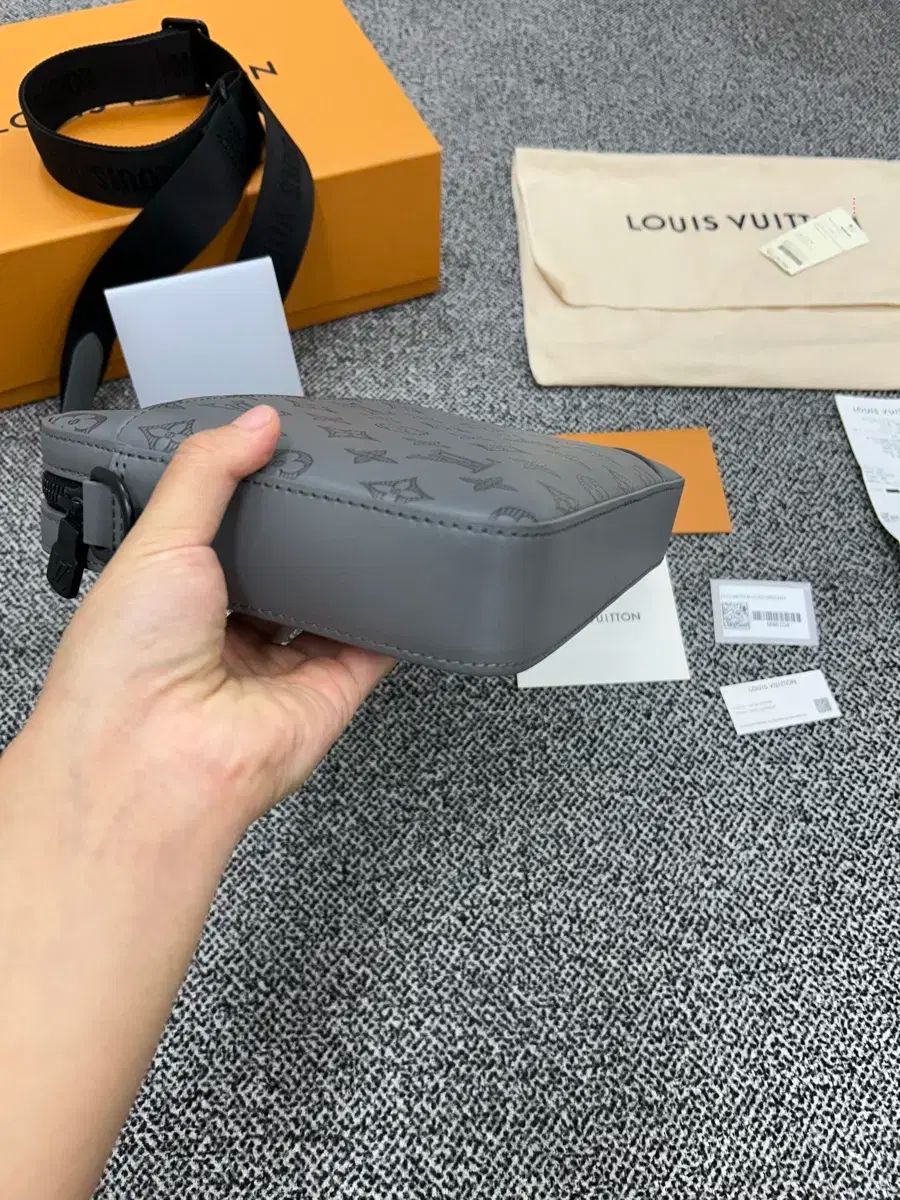 シャドウ グレー