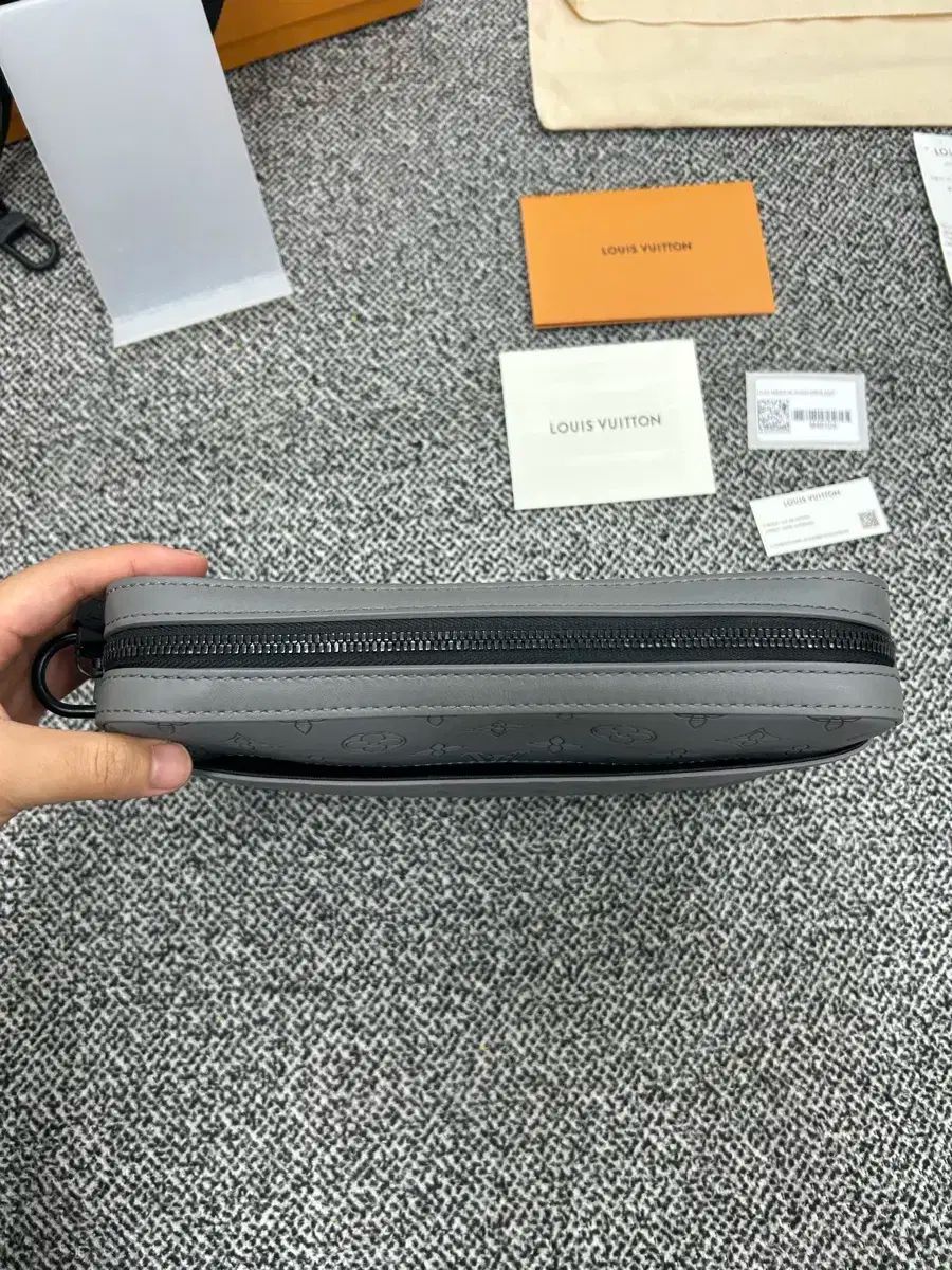 必要最低限 ルイヴィトン デュオ メッセンジャーバッグ シャドウ グレー