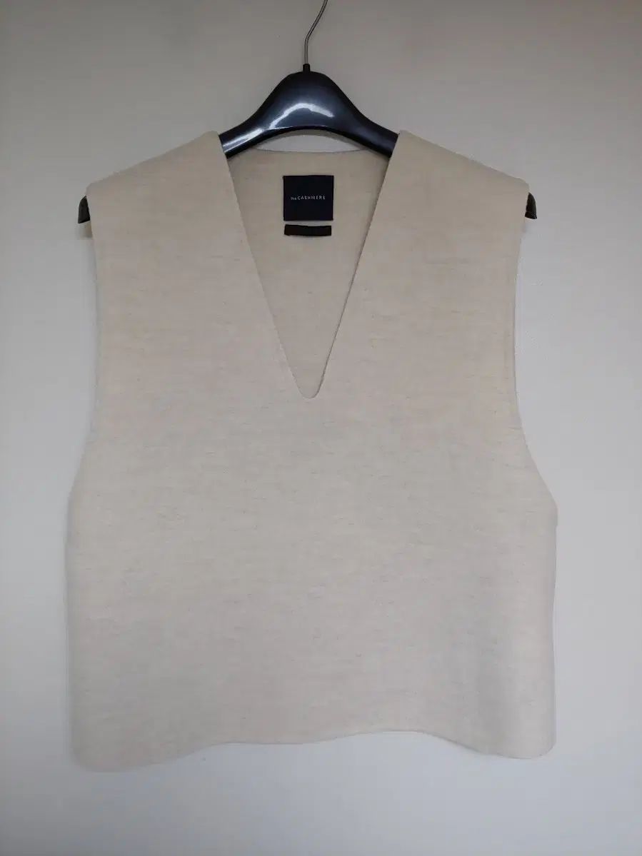 the CASHMERE ウール Vネック ベスト