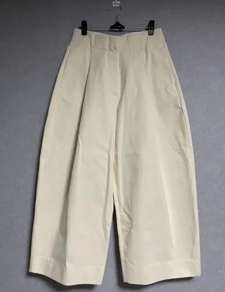 スタジオニコルソン ドル ドーニパンツ クリーム