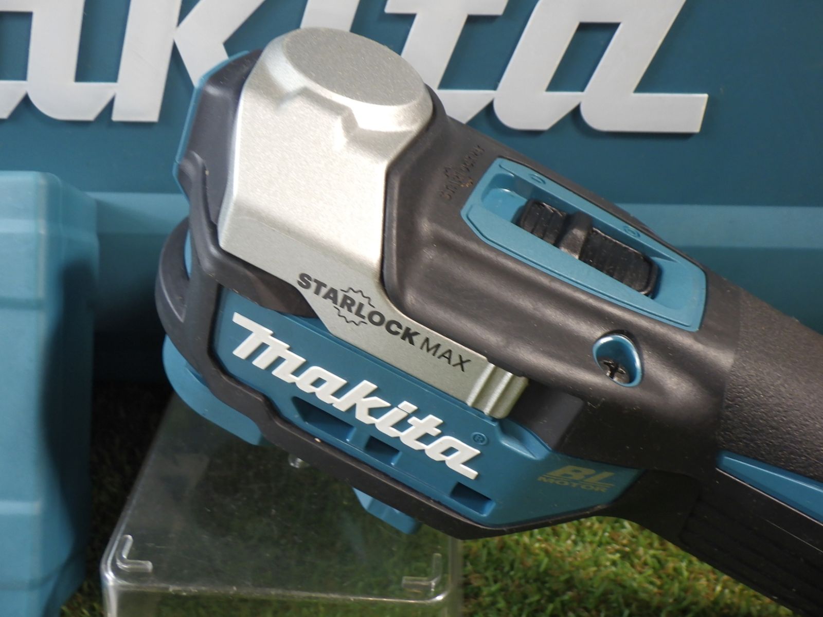 42種類もの先端工具を装着できる マキタ 18V 充電式マルチツール TM52DZ 本体 ケース 品