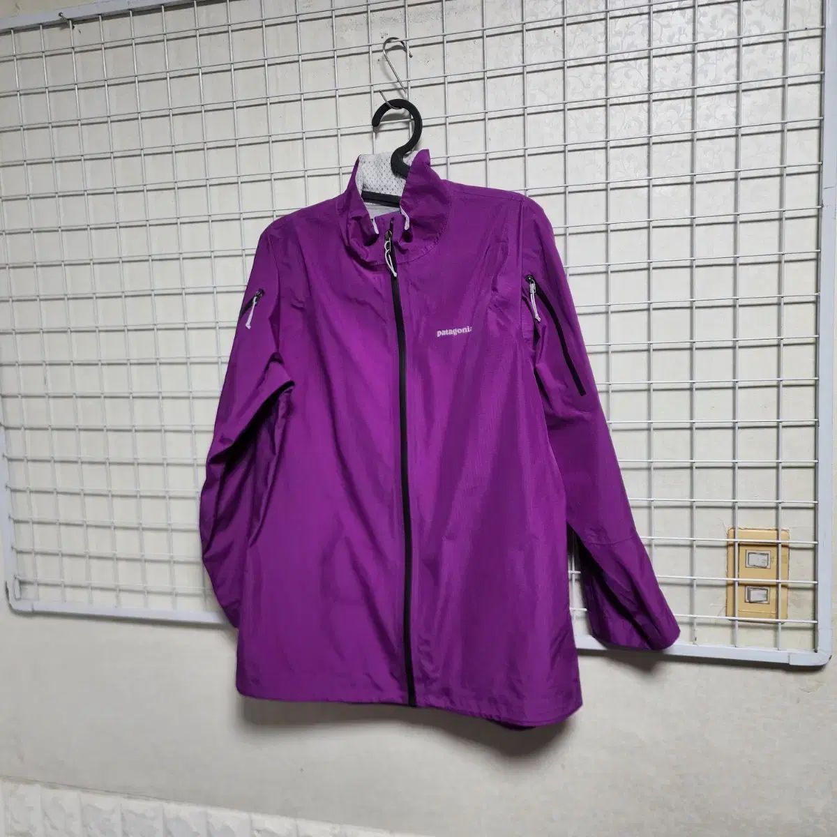 (ほぼ新品)パタゴニア (GORE-TEX) 薄いアウター (レディース L)