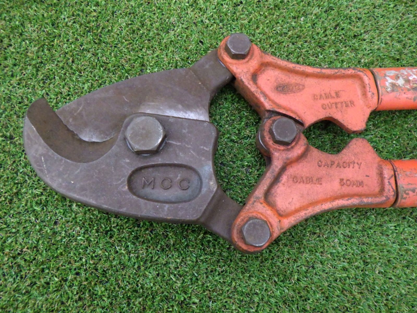 MCC ケーブルカッター 50 刃こぼれあり 切断機 現状 カッター 電線 設備関連 大きめ グリップ無し 錆びあり 電気 品 251028