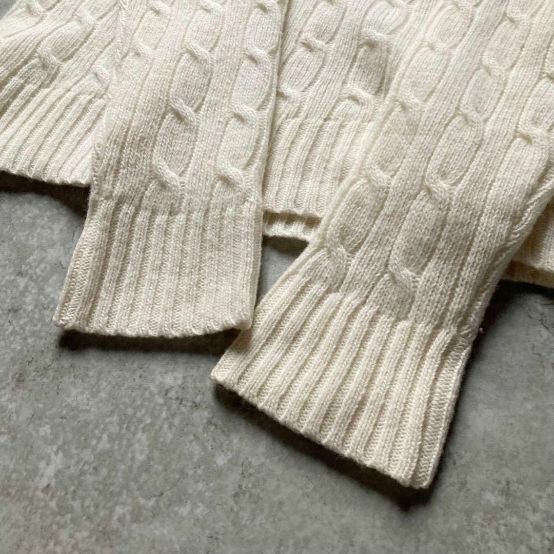 Vネックケーブルニット