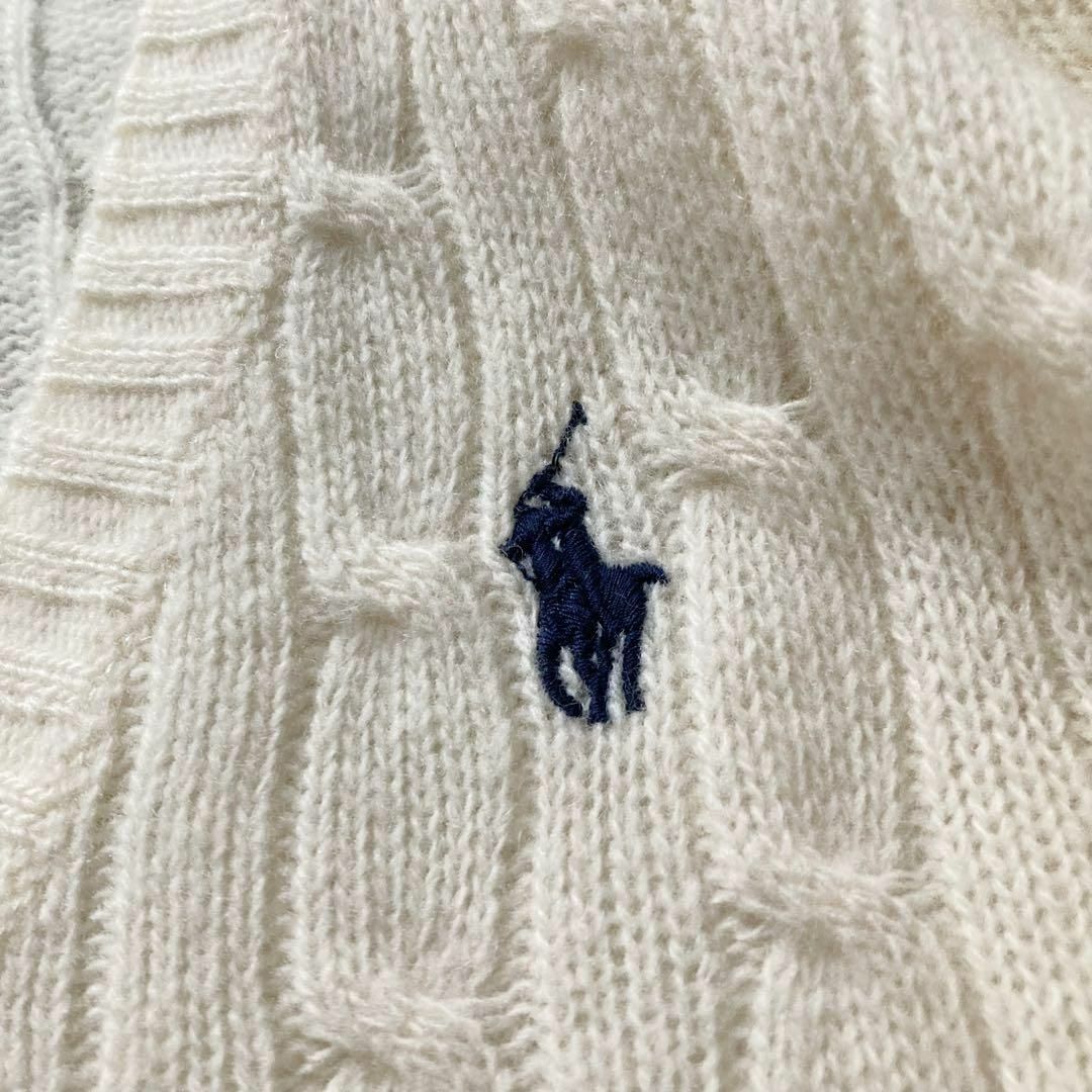 Vネックケーブルニット