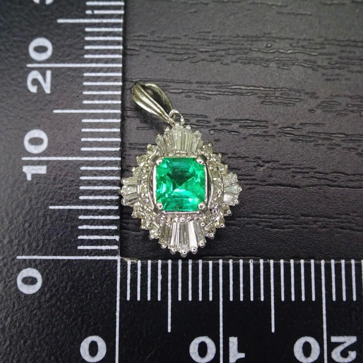 プラチナ pt900 天然エメラルド0.47ct 天然ダイヤモンド0.40ct