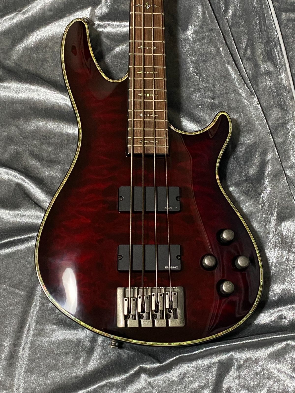 Schecter AD-C-4-HR EMGアクティブPU搭載 スルーネックの豪華モデル