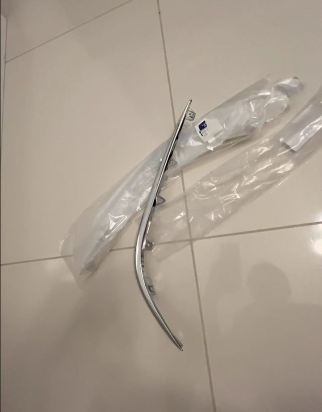 メルセデス ベンツ Eクラス E300L W213 前期 2016－2020年 フロントバンパーガーニッシュ フロント ベゼル カバー 3個セット