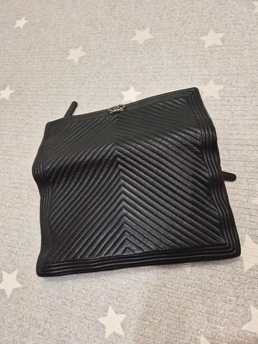 CHANEL フォールディングクラッチバッグ シェブロン ブラック DECORATOM_COM_BR