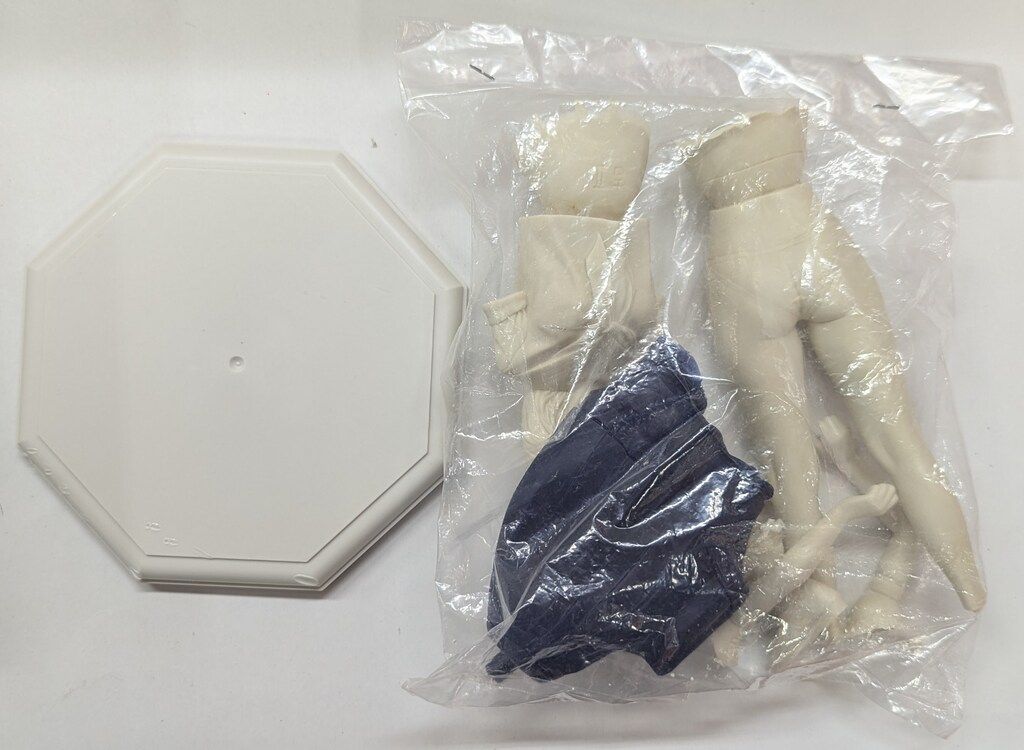 レッズ 1 6スケール組み立てフィギュアキット 吉田優恵 15歳 制服