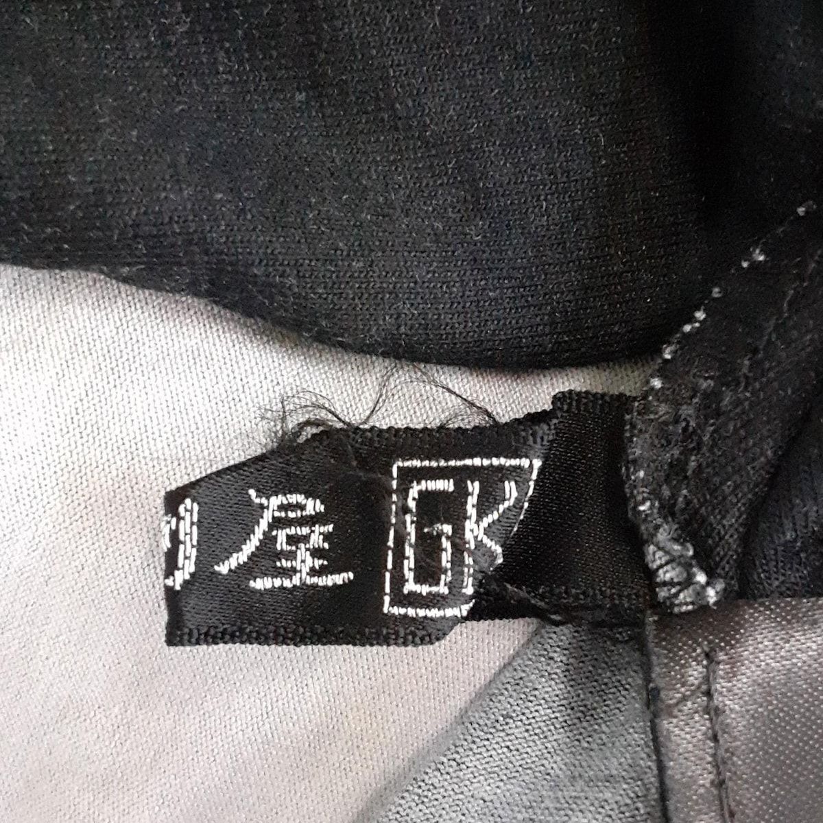 黒×ピンク×マルチ クルーネック