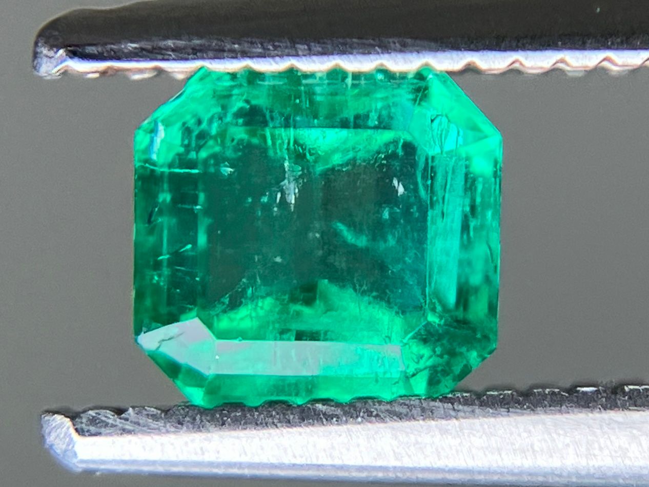 エメラルド 天然 0.610ct 中央宝石ソーティング付き 4.95㎜×4.73㎜×3.58㎜ ルース 裸石 7078YY FORTGASGNV_COM_BR