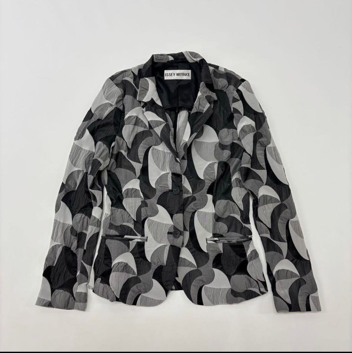 希少 ISSEY MIYAKE イッセイミヤケ 幾何学 柄 テーラード ジャケット