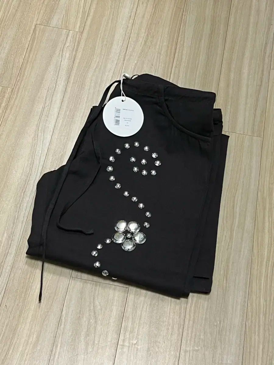 麻アクスタ デルヤ スタッズ パンツ xs DECORATOM_COM_BR