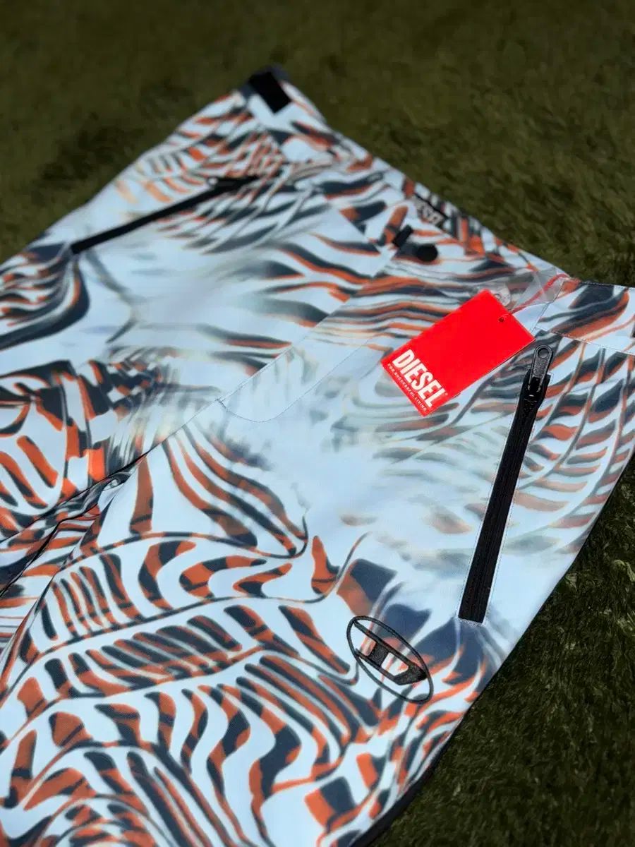 32 ディーゼル オプティカル グラフィック エンブロイダリー ロゴ ブーツカット パンツ ブルー