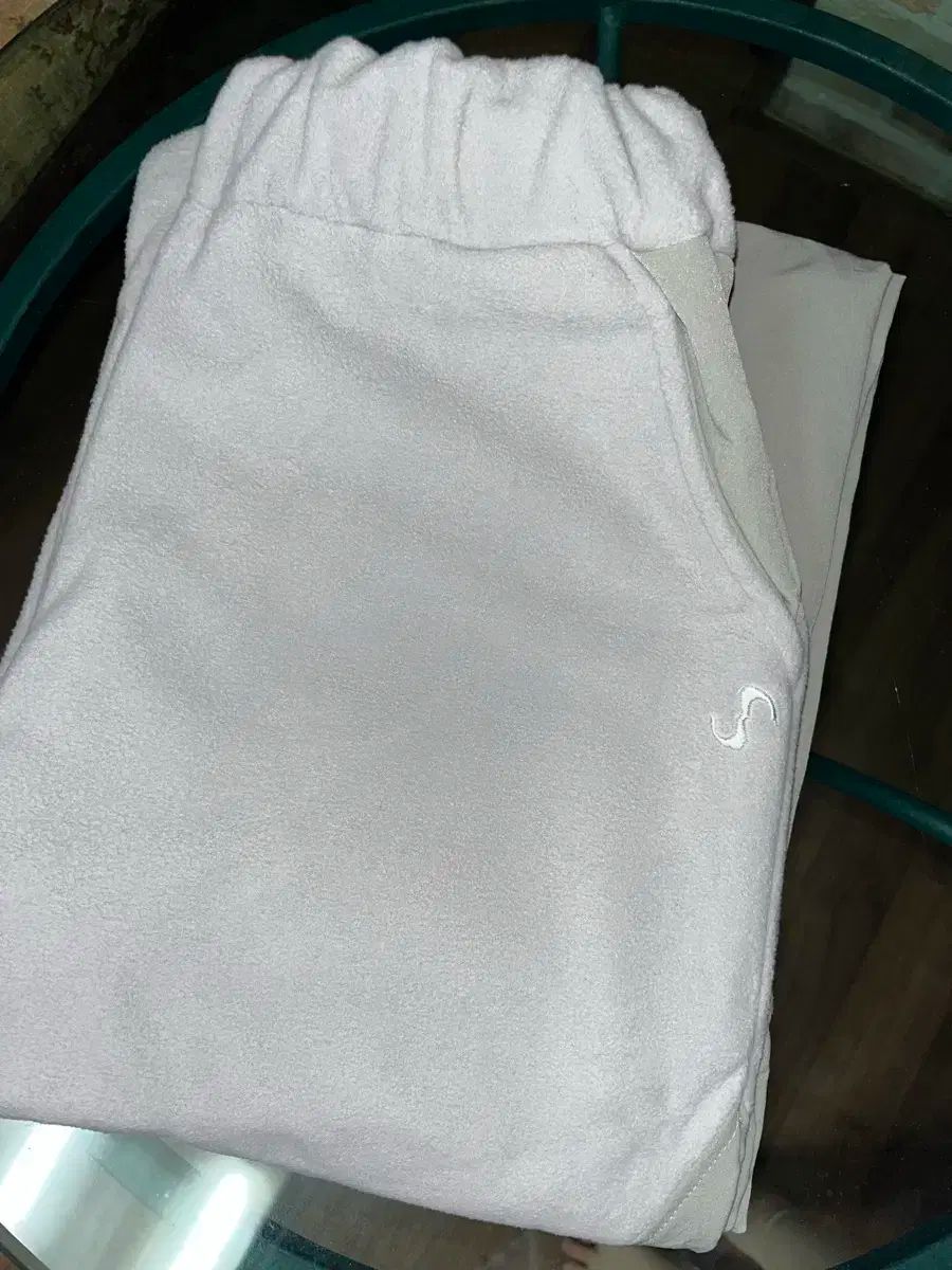 シンプルライフ OJOS オホス エンボスフリースパンツ グレー 低価格