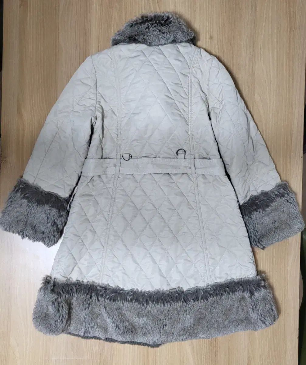 バーバリー キッズ アイボリー キルティング ファー トリム コート 10 y