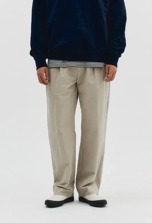 OUTSTANDING ワイド ツータック チノパンツ ライトベージュ