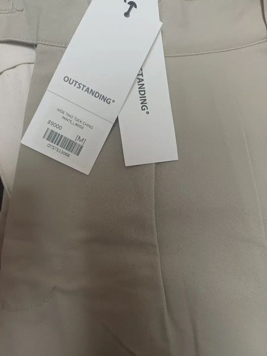 ライトベージュ