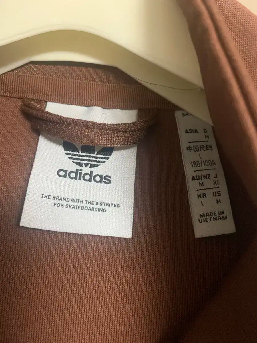 アディダス ファイヤーバード Free! LOVED ブラウン ジャケット