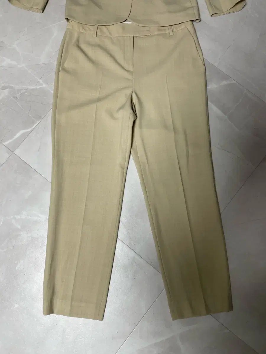 LINEEDITION ベージュ セットアップ MAAHADDERANG_COM