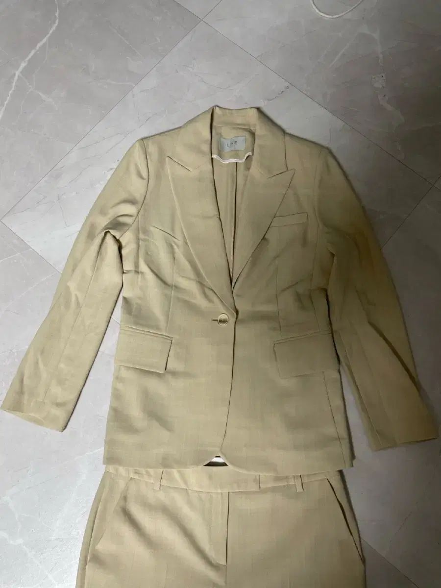 LINEEDITION ベージュ セットアップ