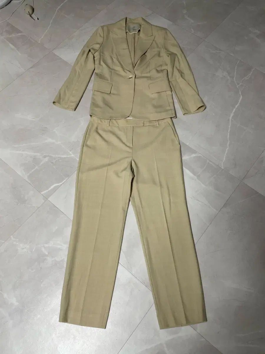 LINEEDITION ベージュ セットアップ