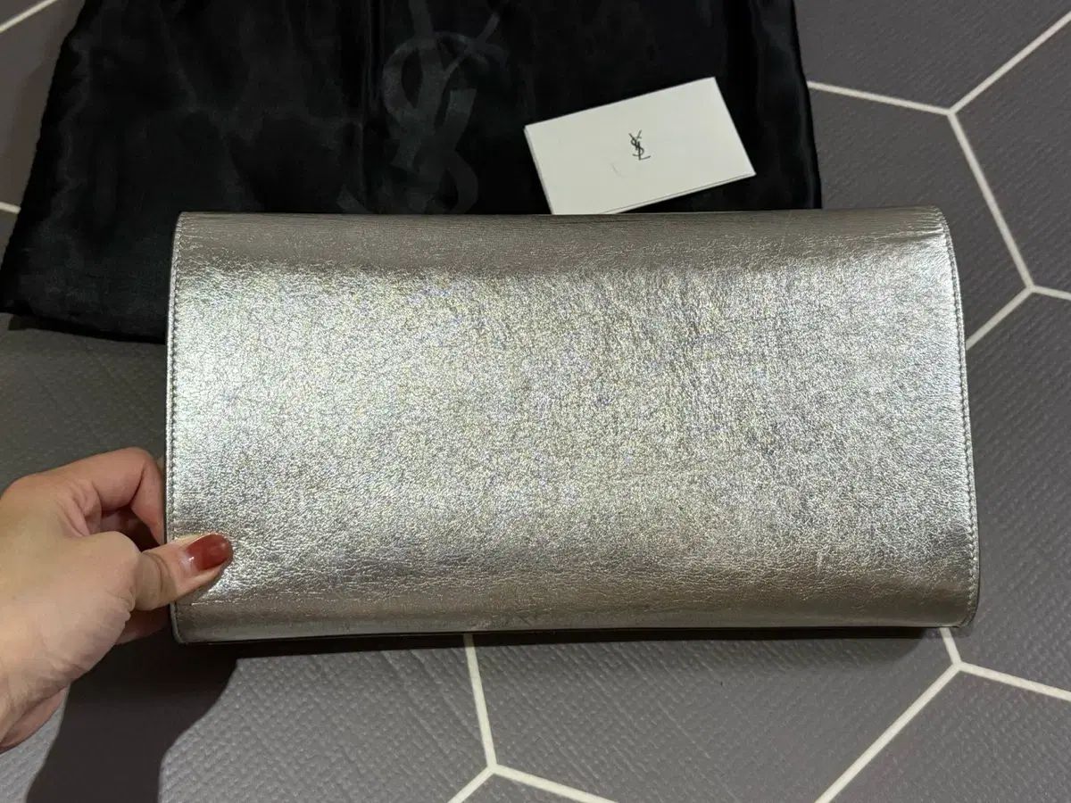 サンローラン ベル ド ジュール クラッチバッグ シルバー