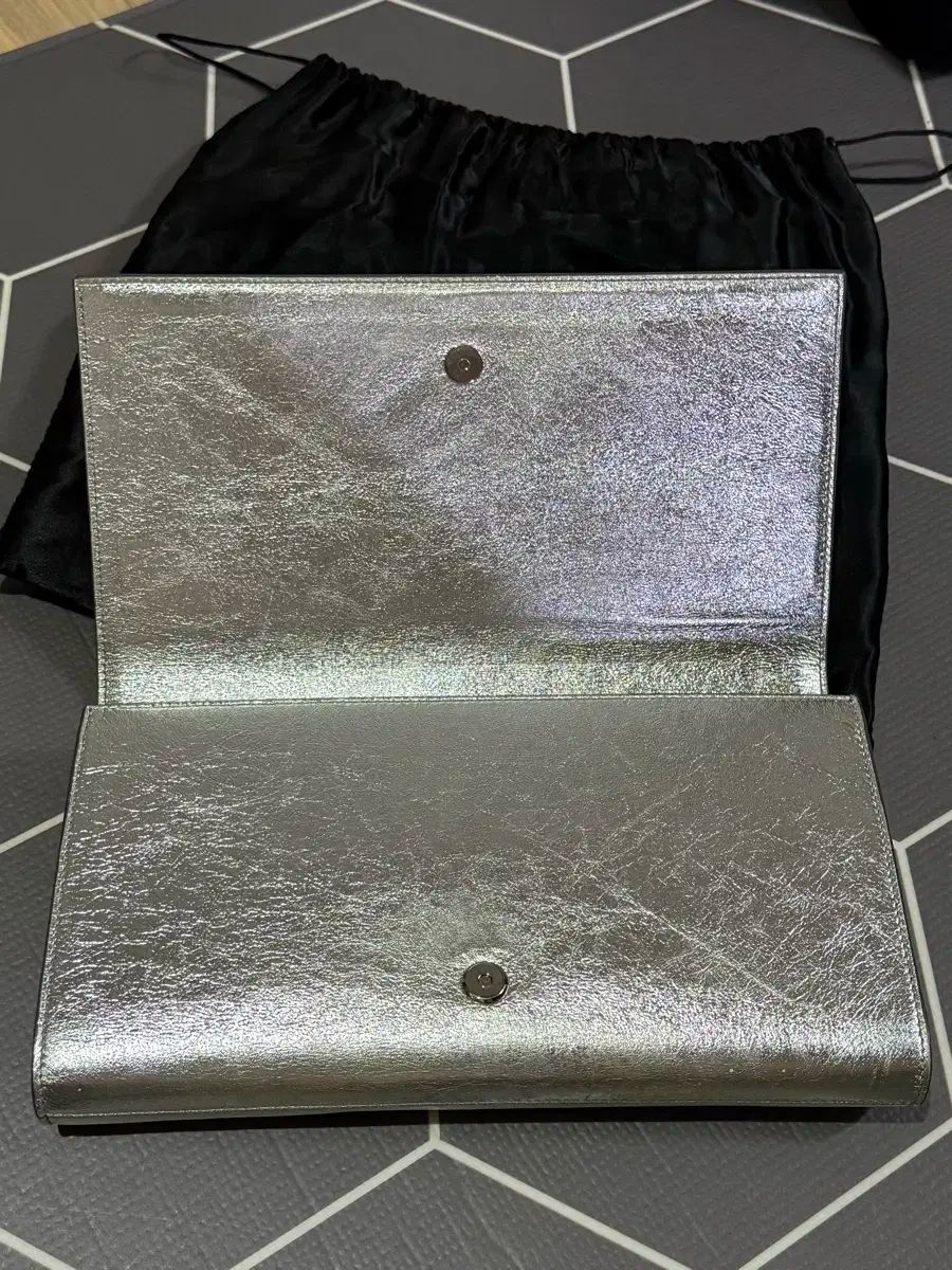 サンローラン ベル ド ジュール クラッチバッグ シルバー DECORATOM_COM_BR