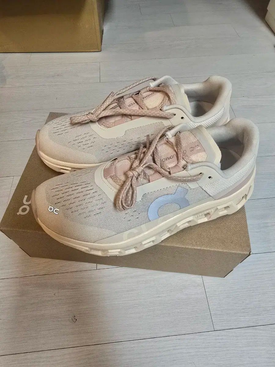 オンラウ クラウドモンスター レディース ランニングシューズ