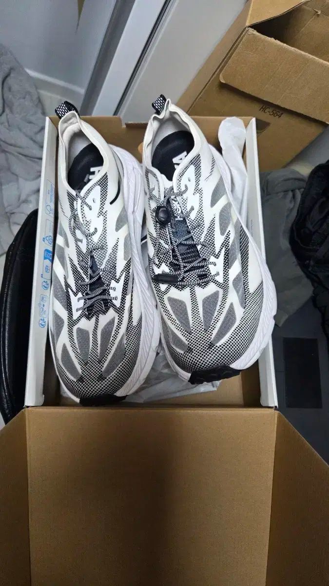 280 ホカ オネオネ 麻 マファテ４ 白黒