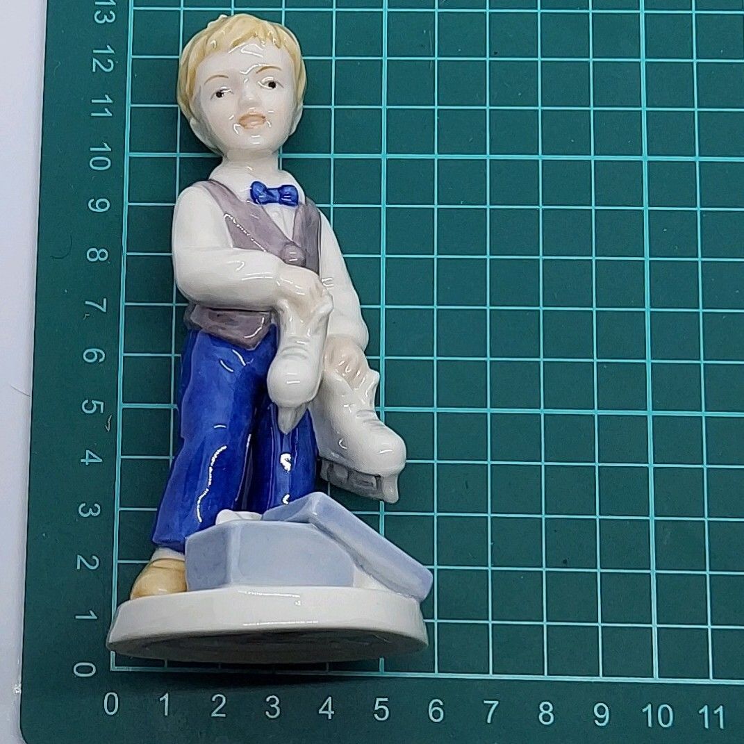 ロイヤルコペンハーゲン 2009年 フィギュリン 少年 スケート靴 ロイヤルコペンハーゲン 2009年 フィギュリン 少年 スケート靴 人形