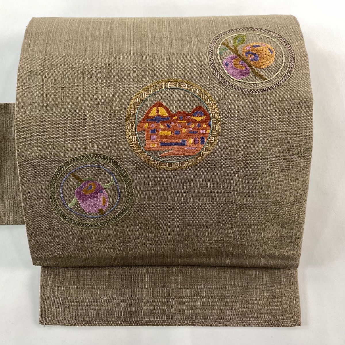 名古屋帯 秀品 紬地 生り物 家屋 刺繍 灰茶 正絹