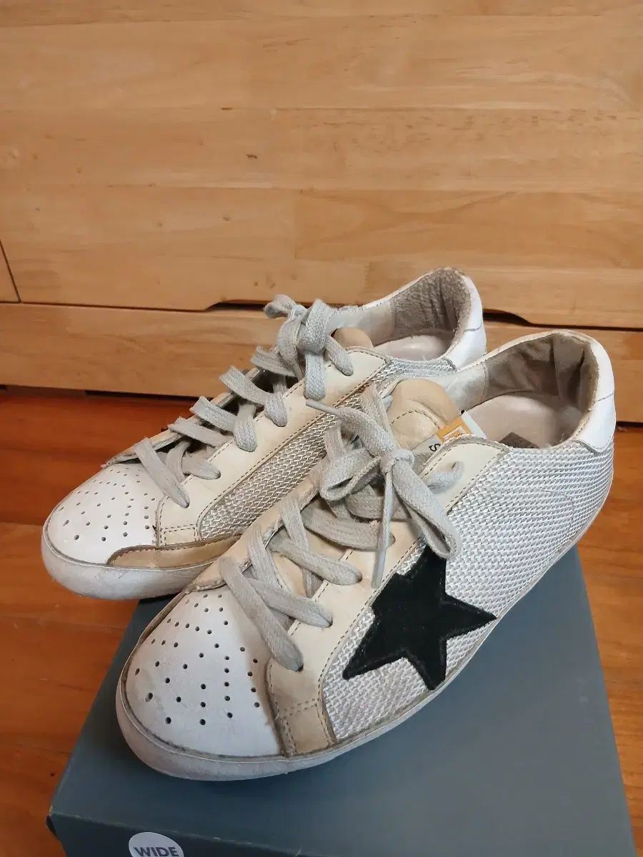 ゴールデングース SUPERSTAR 白 黒 スニーカー 35