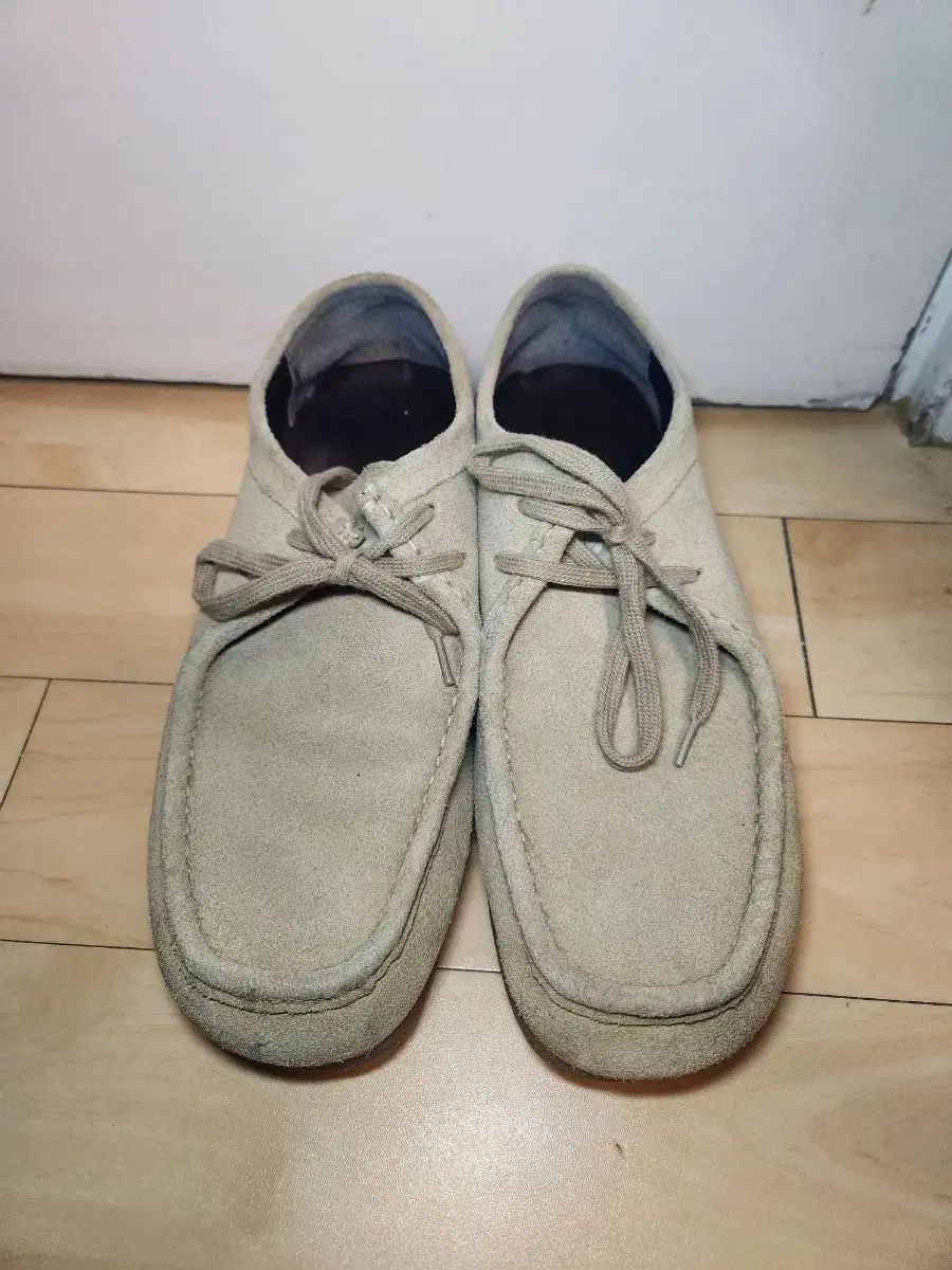 270 GU ワラビー モカシンシューズ ベージュ