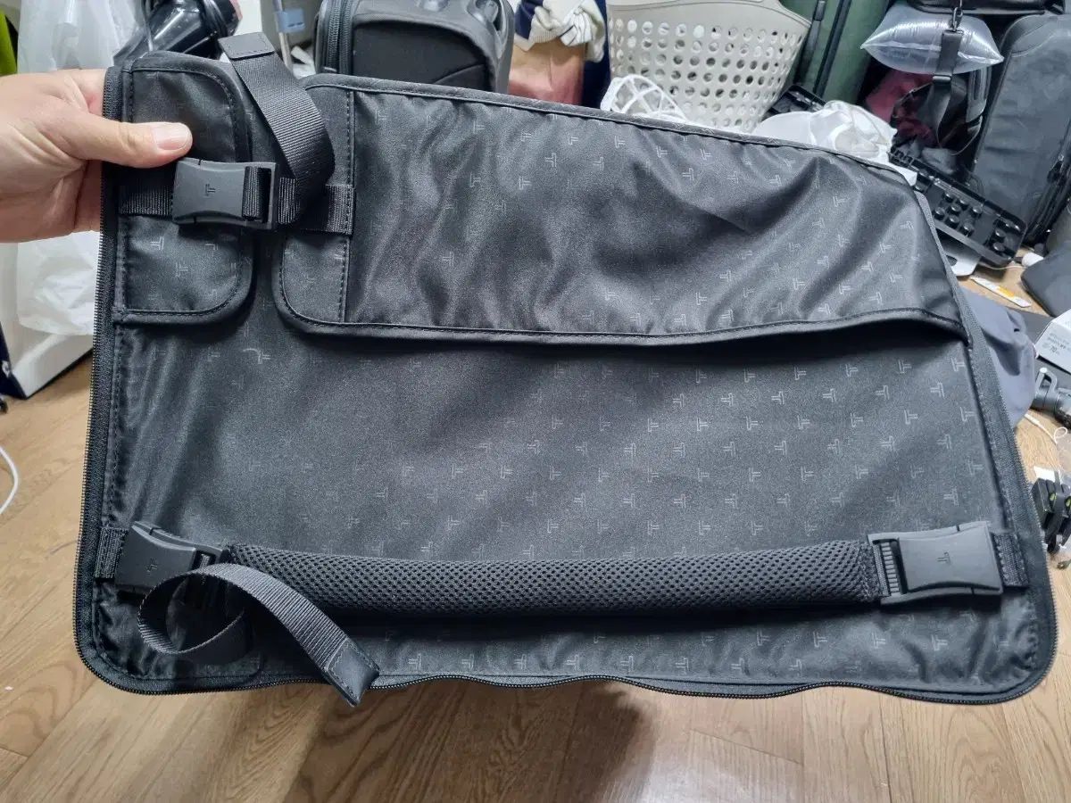 ダークブラウン