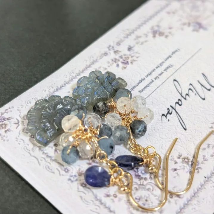 ご予約品 大粒✨ラブラドライト ブルーローズ カービング ピアス 14kgf