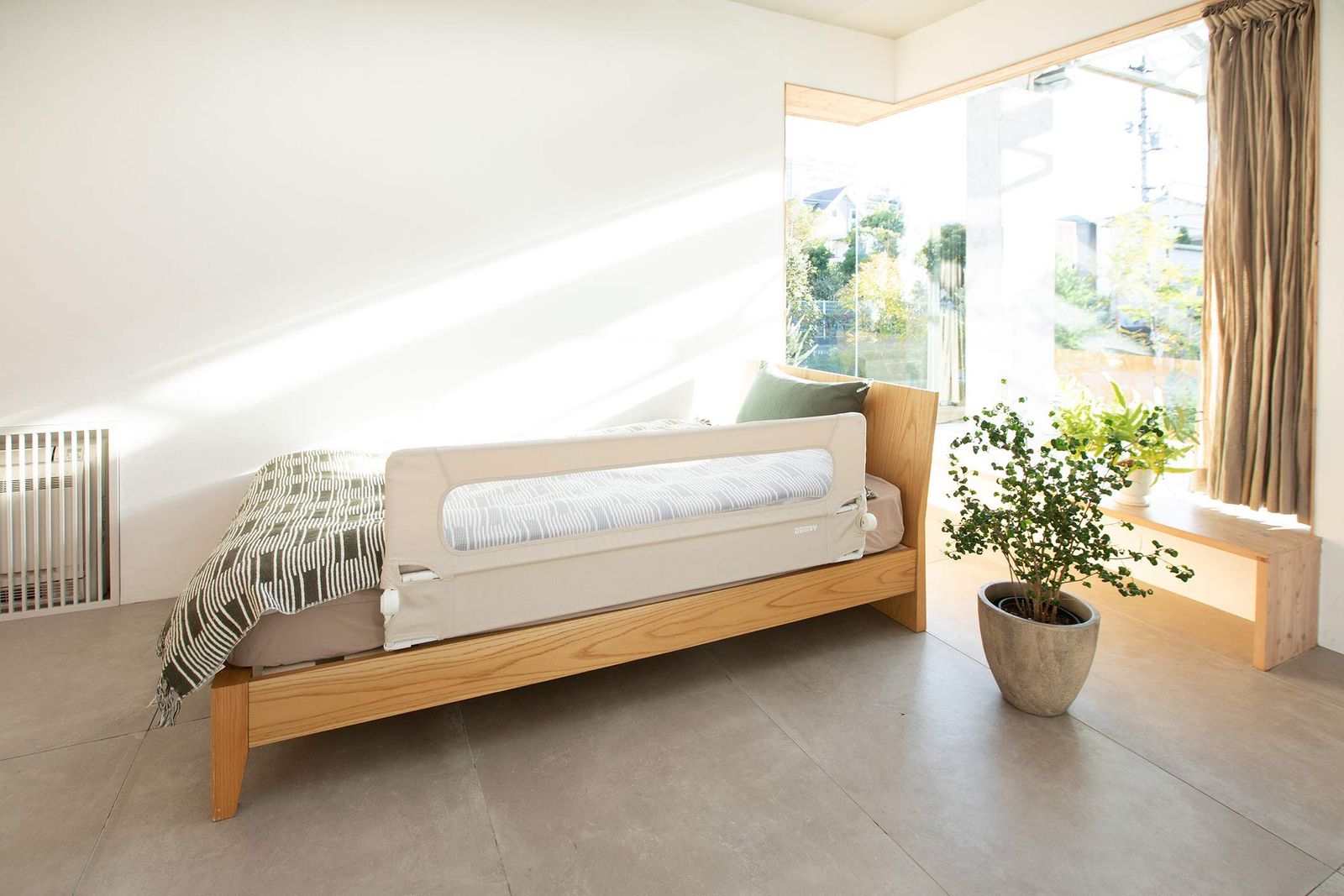 デンビー DEMBY プレミアム ベッドガード 日本SGマーク認証 高さ50cm 幅140cm | シルクベージュ ベビーベッド 赤ちゃん ベッドフェンス 柵 転落防止 落下防止|対象年齢 18か月-5歳 子供