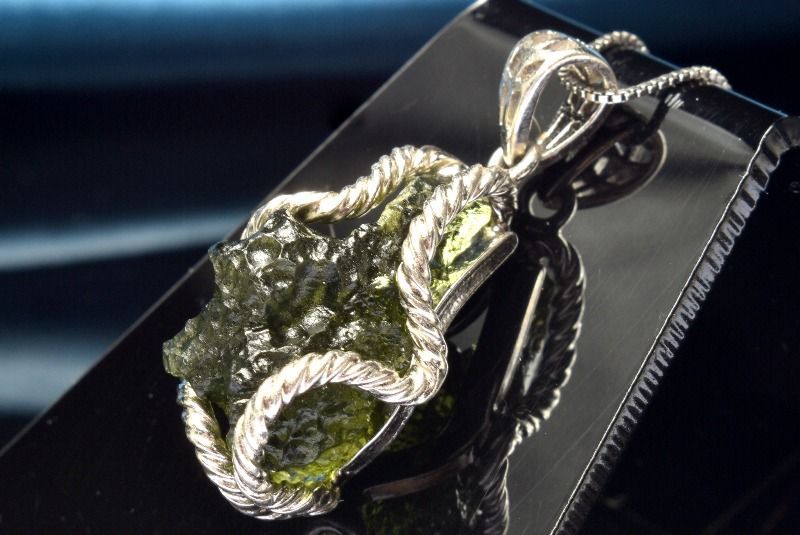 １点物 AA シルバー925 モルダバイト 21x11mm 原石 ペンダントトップ パワーストーン 天然石 _PC6480