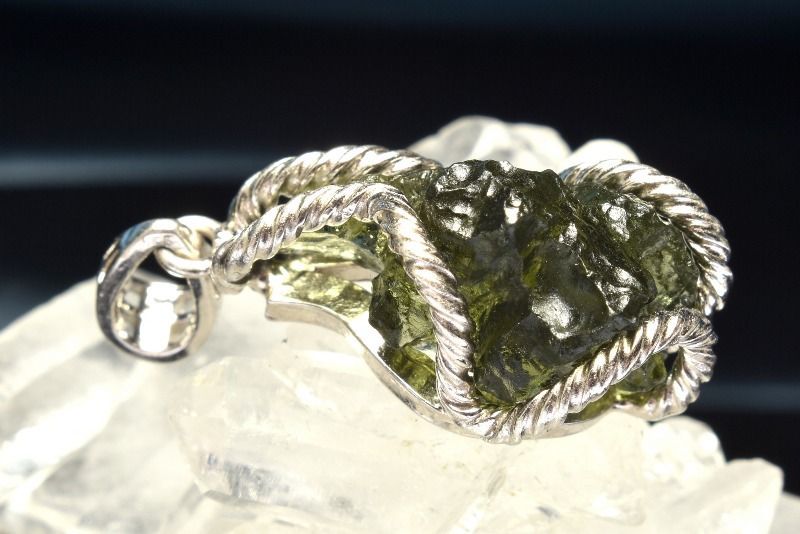 １点物 AA シルバー925 モルダバイト 21x11mm 原石 ペンダントトップ パワーストーン 天然石 _PC6480 NEXPOTALLINN_EU